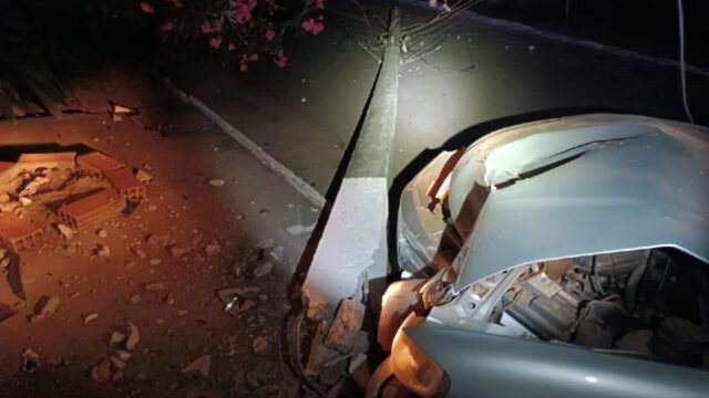 Carro colide com poste de energia em Catalão deixando duas vítimas feridas