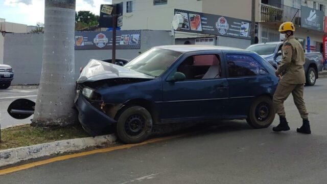 VÍDEO: Idoso fica ferido após colidir carro contra árvore para evitar trágédia em Catalão