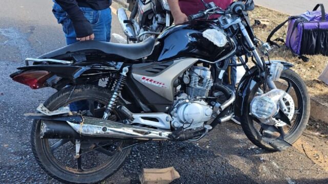 Carro bate na traseira de moto e motociclista fica ferido, em Catalão