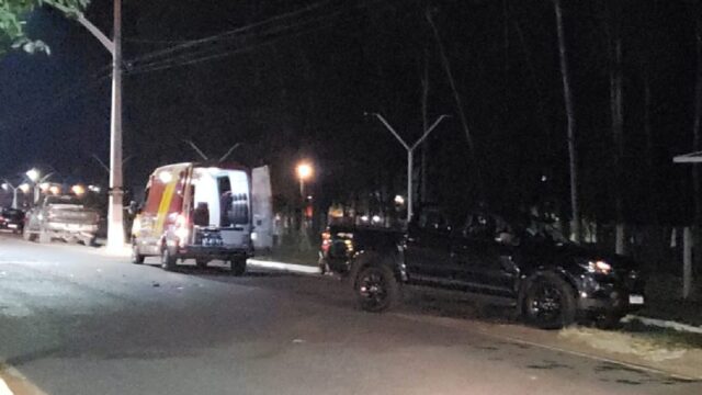 Jovem de 18 anos fica ferido após colisão entre moto e caminhonete no bairro Ipanema, em Catalão