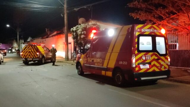 Duas motos colidem em cruzamento de ruas e deixa vítima ferida, em Catalão