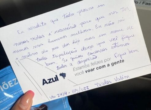 Uberlândia: Passageira chora em voo e recebe bilhete de apoio de comissário de bordo; VEJA