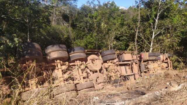 Carreta tomba ao desviar de animal na rodovia GO-506, em Catalão