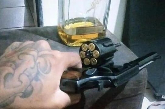 Homem que ostentava fotos de armas e drogas nas redes sociais é preso em Uberlândia