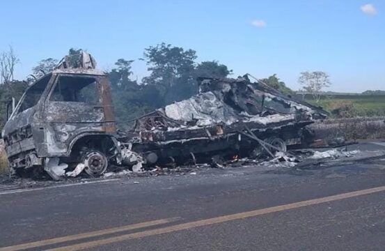 Caminhão pega fogo na rodovia após a realização de entregas em Uberlândia