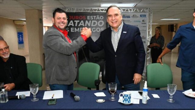 Carlos Albino, presidente do SIMECAT, se destaca em manifesto contra juros altos em Goiânia.