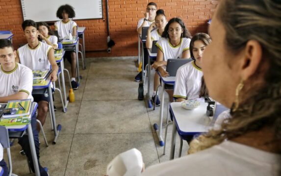 Governo de Goiás paga diferenças do Piso Salarial dos professores retroativas a janeiro