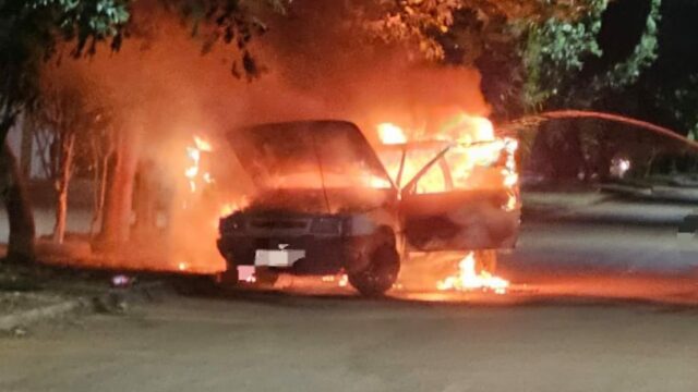 Carro pega fogo após pane elétrica e fica destruído no bairro Castelo Branco, em Catalão