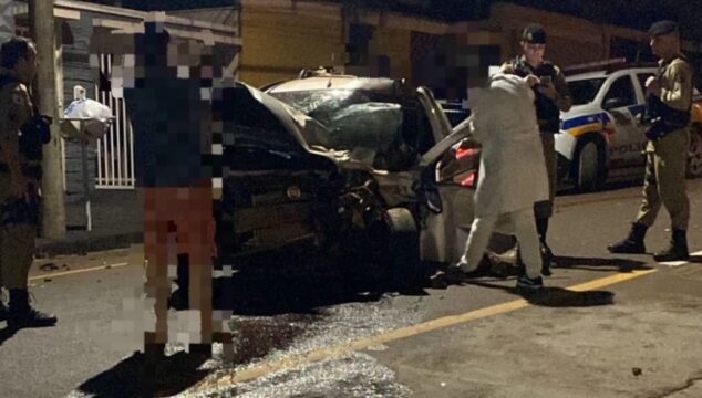 Homem armado dispara para o alto em bar, foge e dispara contra policiais e só para após bater em dois veículos e ficar preso as ferragens em Coromandel