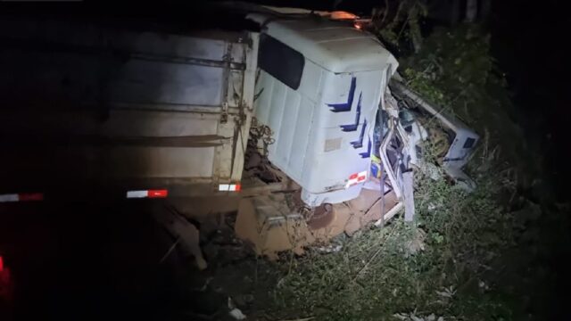 Motorista é atropelado pelo próprio caminhão na BR-153, em Professor Jamil