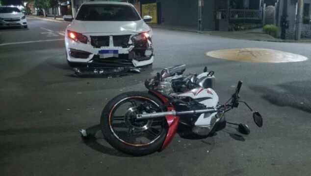 Acidente de trânsito: Colisão entre carro e moto no Centro de Catalão deixa mulher ferida