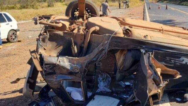 Grave acidente deixa dois veículos destruídos e com vítimas feridas em Uberlândia
