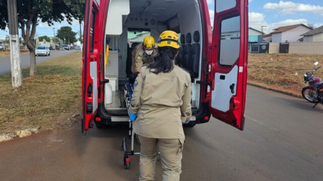 Mulher fica ferida após colisão entre moto e veículo de passeio em Catalão