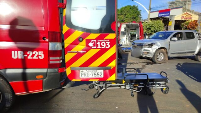 Caminhonete 'fura' sinalização e colide contra motocicleta, em Catalão; condutor e passageiro ficaram feridos