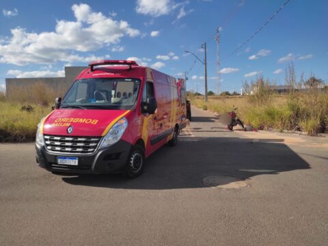 Colisão entre moto e veículo de passeio deixa duas pessoas feridas em Catalão