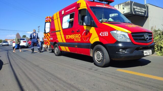 Motociclista bate contra porta de automóvel e tem ferimentos, na Vila União, em Catalão