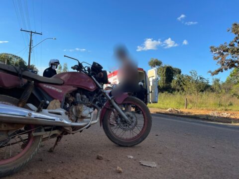 Motociclista fica ferido após perder o controle cair e bater com a cabeça no meio fio em Caldas Novas