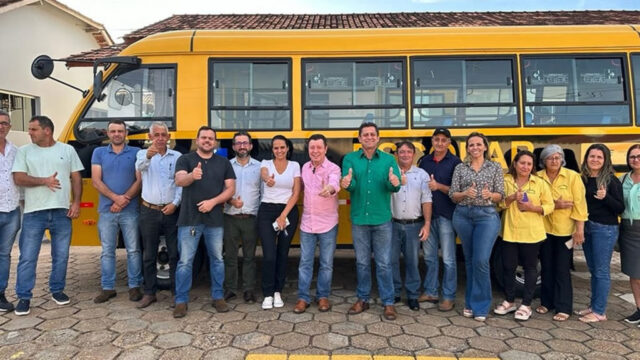 Deputado Federal José Nelto entrega ônibus escolar à cidade de Nova Aurora