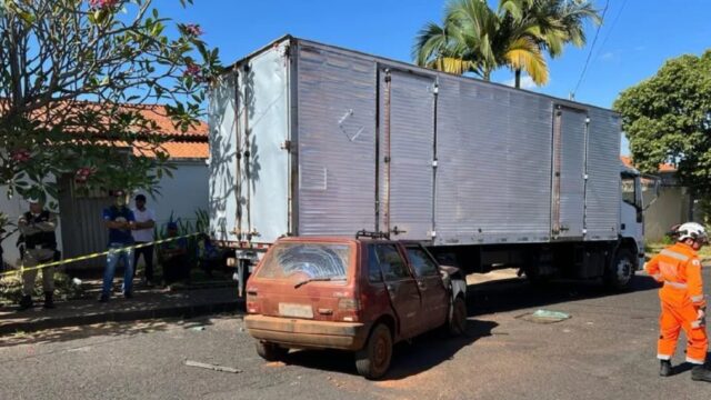 Mulher de 69 anos morre após colidir com caminhão de mudança em Uberlândia