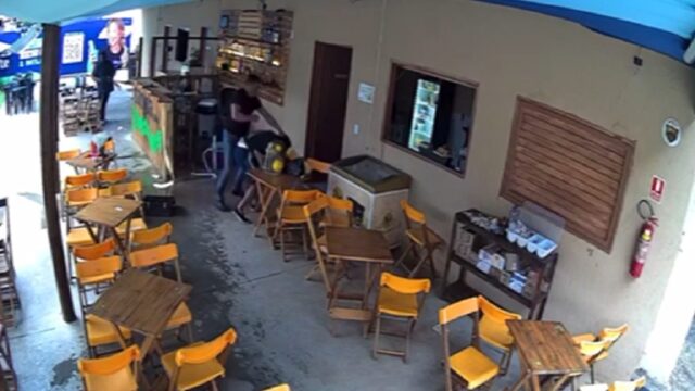 Ex-BBB Dhomini dá socos em dono de bar e advogado em Goiânia; vídeo