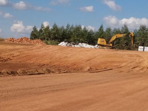 Ipameri: Usando retroescavadeira, funcionário destrói caminhões, máquinas agrícolas e materiais de construção de fazenda causando prejuízo de R$ 4 milhões; vídeo