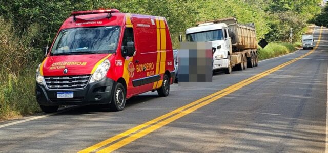 Três pessoas ficam feridas após colisão entre veículo e carreta na GO-330, em Catalão