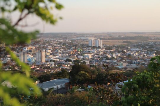 Sol entre nuvens e pancadas de chuva marcam o tempo em Catalão nesta terça-feira (7)