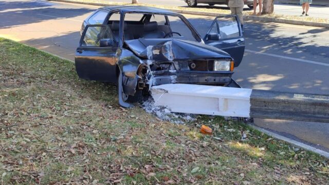Motorista fica ferido após colidir contra poste de iluminação em Catalão