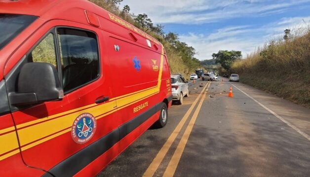 Uberlândia: Colisão envolvendo quatro veículos de passeio na BR 365 deixa vítimas feridas