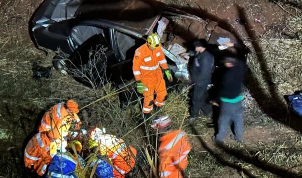 Carro cai dentro de vala de cinco metros de profundidade na BR-365, em Uberlândia, e dois ficam feridos
