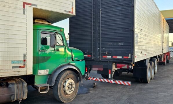 Em Catalão, motorista sente mal e colide na traseira de caminhão
