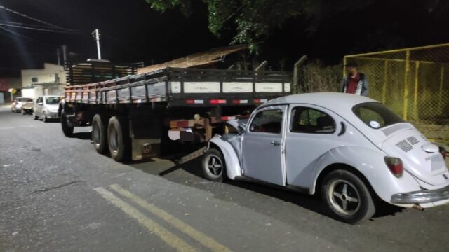 Motorista fica ferido após colisão de carro com caminhão estacionado em Catalão