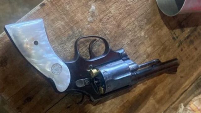 Mulher é presa após matar homem a tiros ao suspeitar que ele abusou do filho dela de 3 anos, diz polícia