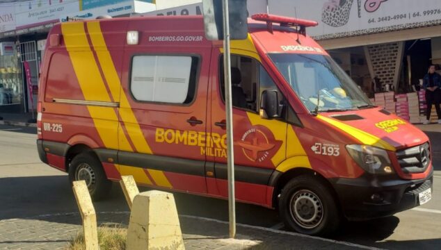 Mulher é atropelada por motociclista no centro de Catalão