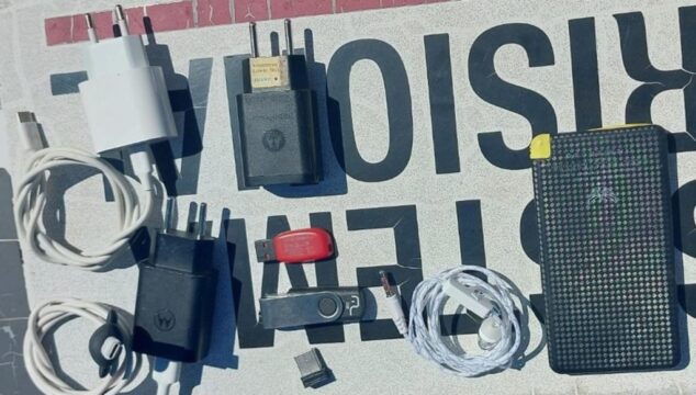 Professora é flagrada com celulares e doces para entregar a detentos em penitenciária de Uberaba