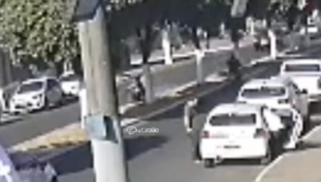 Vídeo mostra o momento exato em que motociclista perde o controle do veículo e colide contra uma árvore em Catalão