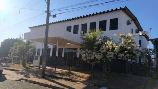 Mulher rasga testículo do marido com a mão após ver mensagens da ex dele no celular, diz polícia