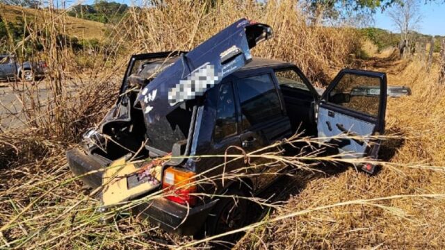 Veículo capota após estourar pneu na GO-210, em Catalão, deixando uma pessoa ferida