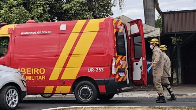 Motociclista fica ferido após colisão com carro em avenida de Catalão