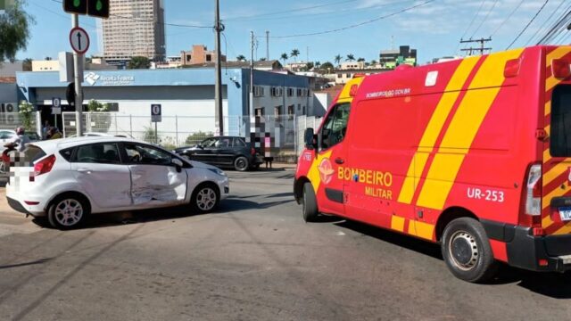 Acidente de trânsito: Colisão entre dois carros na região Central de Catalão deixa três vítimas feridas
