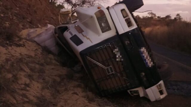 Carreta carregada de soja tomba na rodovia GO-506, em Catalão