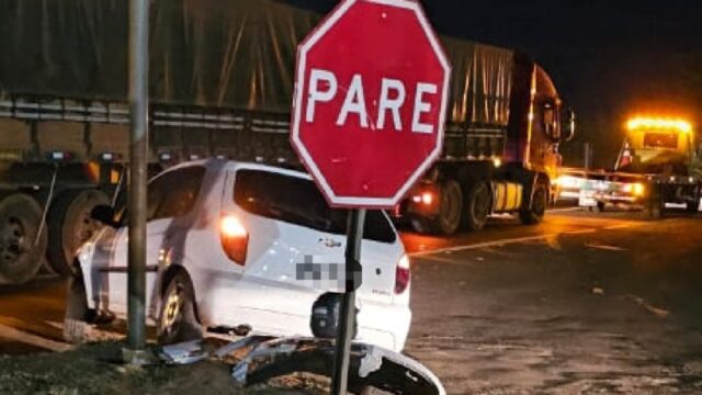 Colisão entre veículo e carreta é registrado na BR-050 no trevo de acesso ao bairro Pontal Norte, em Catalão