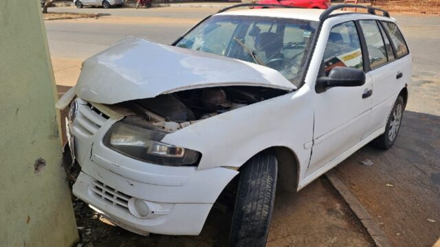 Idoso fica ferido após carro colidir com muro no bairro Bela Vista em Catalão