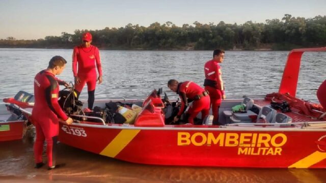 Bombeiros procuram por piloto de barco desaparecido no acidente no Rio Araguaia