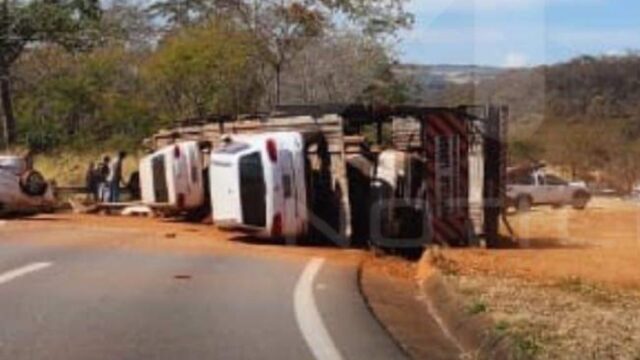 Acidente BR-050: Carreta tomba deixando motorista ferido e trecho interditado entre Araguari e Uberlândia