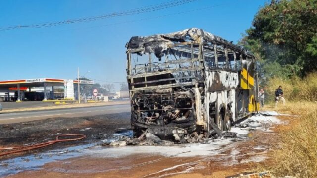 Ônibus que saiu de Catalão é consumido pelas chamas na BR 050 em Araguari; não há vítimas