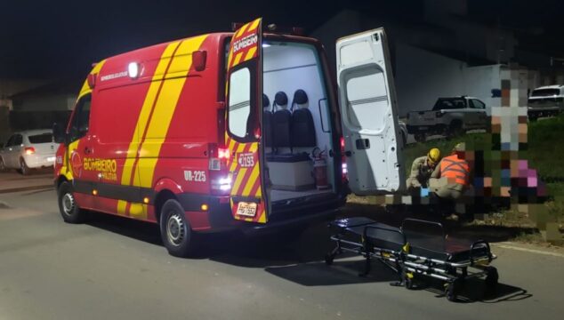 Mulher fica ferida após sofrer queda e ser atropelada pela própria moto, em Catalão