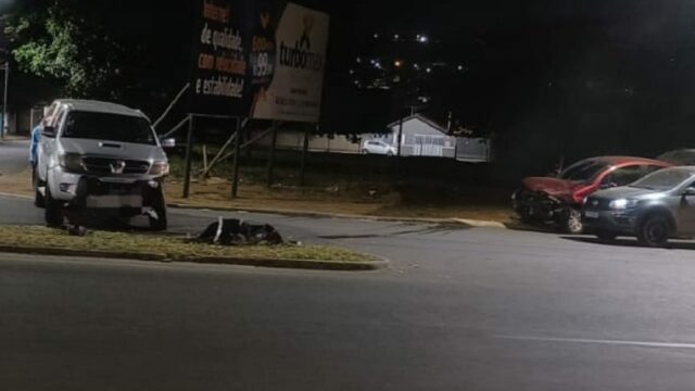 Homem fica ferido após colisão entre carro e caminhonete, em Catalão