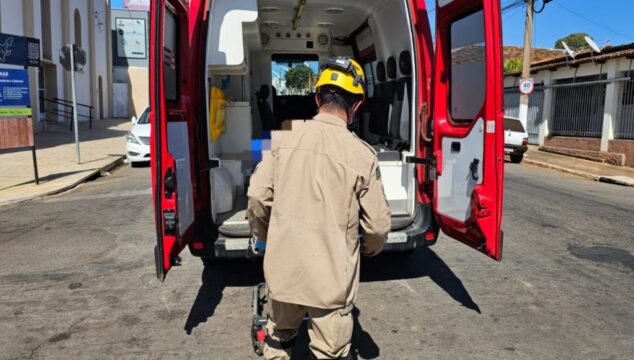 Mulher fica ferida após colisão entre carro e moto em Catalão