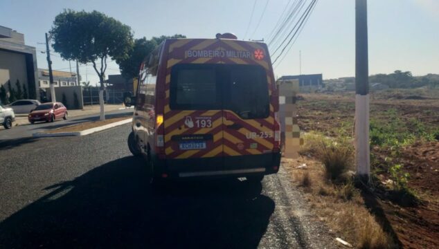 Mulher fica ferida após colidir moto na traseira de um carro, em Catalão